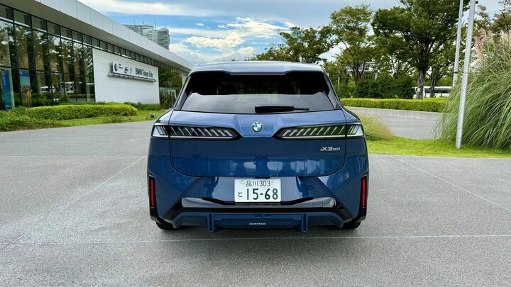 後ろ姿も凛々しげ。広い荷室を確保しながら美しいプロポーションを実現。
