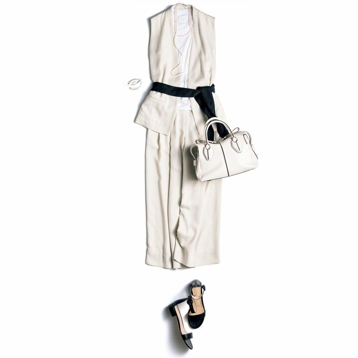 ジレ￥24,000・パンツ￥22,000（エストネーション〈エストネーション〉）、カットソー￥6,800（スローン）、“TASAKI”のネックレス￥878,000・バングル￥680,000［ダイヤモンド］・“M/G TASAKI”のバングル￥260,000［パール付き］（TASAKI）、バッグ￥236,000（トッズ・ジャパン）、靴￥95,000（ジャンヴィト ロッシ ジャパン）