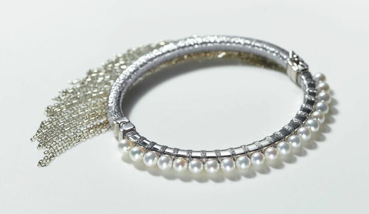 ●名品データ：バングル［SIL×淡水パール］￥145,000（ジュエルズ・オブ・ストラスブルゴ〈サイモン アルカンタラ〉）