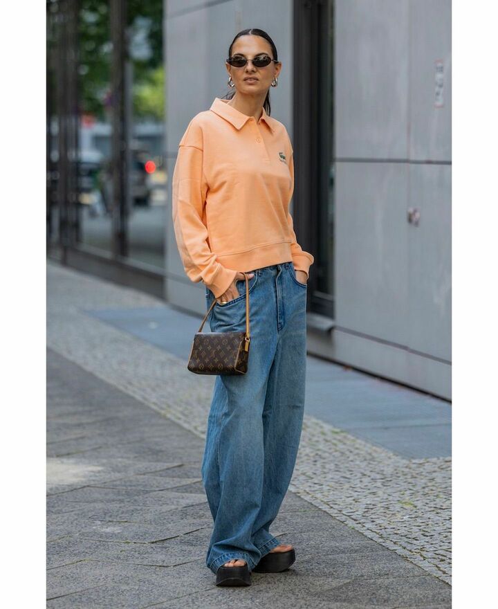 オレンジカラーのトップスコーデ