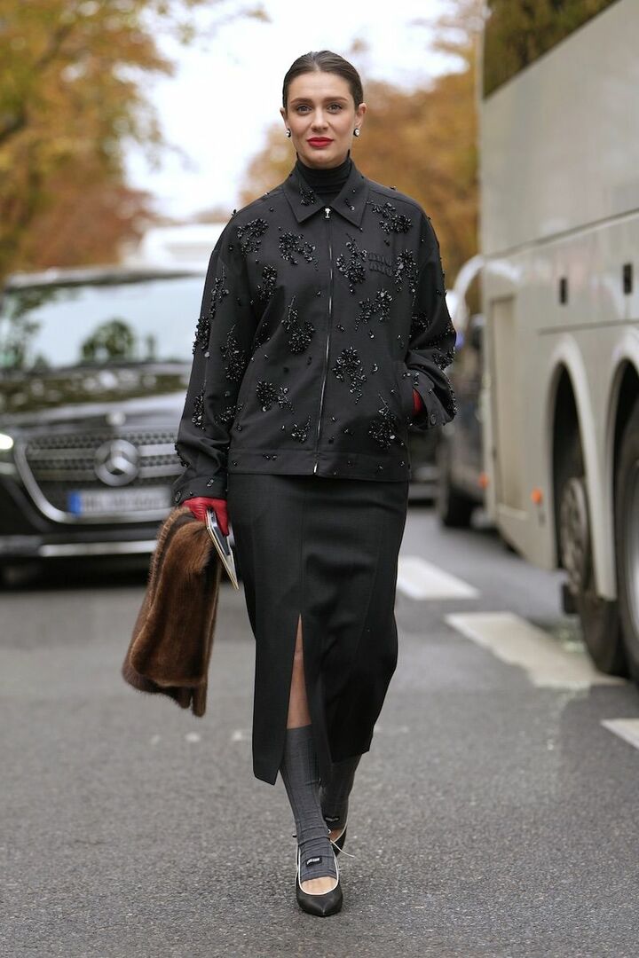 スリットスカートとレッグカバーでほんのり肌見せし、バランスアップに繋げて。