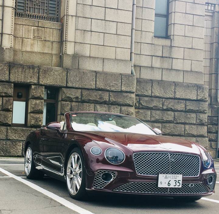 こちらもベントレー「コンチネンタルGTコンバーチブル」。ボルドー系の車体色とアイボリーの内装でコーディネートされた、上品な1台。