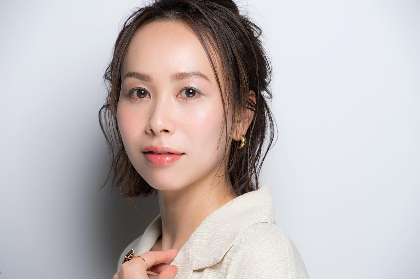目尻に見え隠れするグリーンがトレンド感と引き締め効果をもたらし、洗練された仕上がりに。