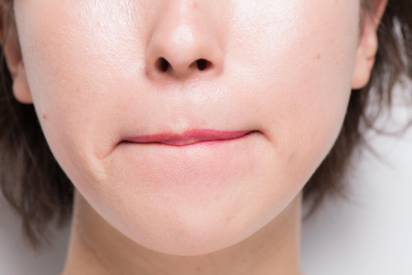 はみ出さないように、引いたラインの輪郭を見ながら唇を閉じて。