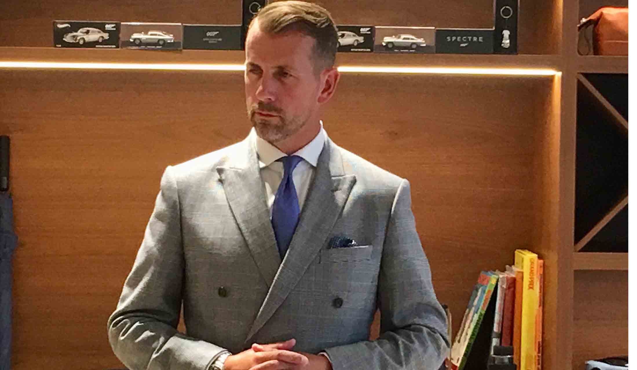 英国紳士のお手本のようなグラハム氏。毎シーズンの立ち上がり時期に来日し、最高級オーダーラインであるプレミアムコレクションをオーダーする顧客に、自ら採寸を行っている。
