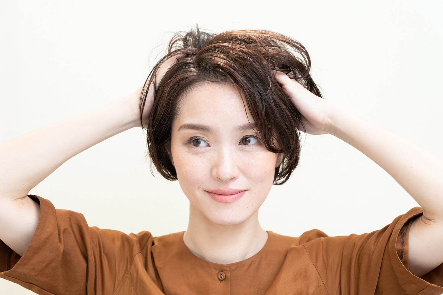 髪の内側から手を入れ、上にとかし上げるように手を動かす。