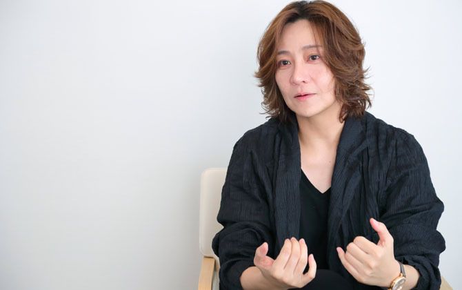 手振りを交えて話す西本智実さん。左手にはIWCの時計