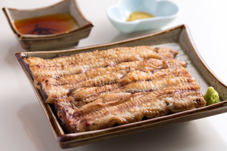 しっかりとついた焼き目が特徴の『志ら焼』。わさび醤油でも旨いが、特製の肝塩でいただくとより味わい深い