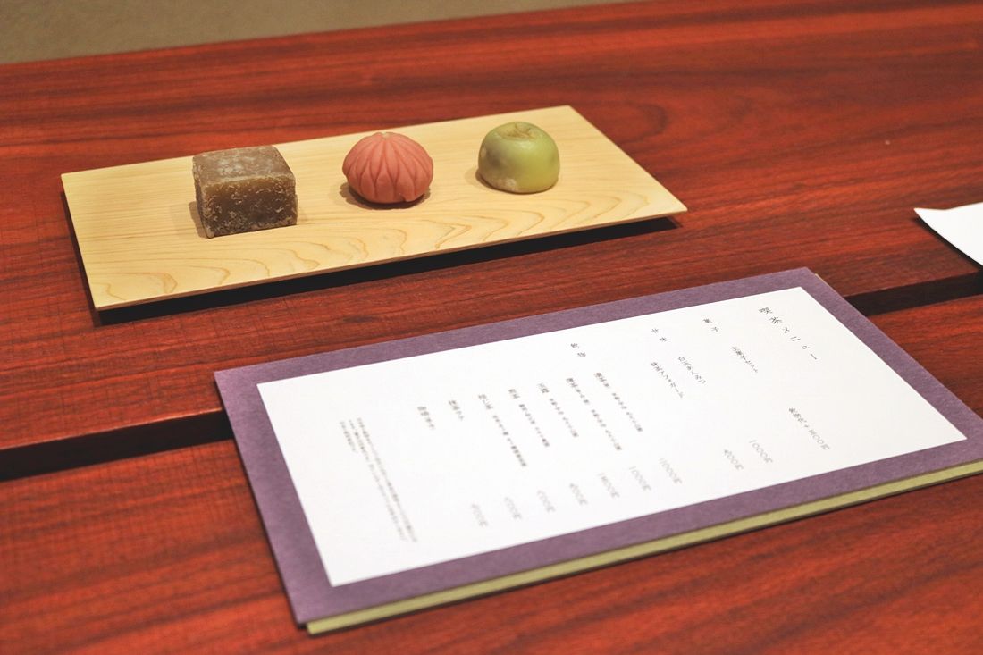 菓子は奈良・樫屋監製のほか、日本各地から名品が取り寄せられるそう。お茶・甘味は、単品でもオーダー可能です。