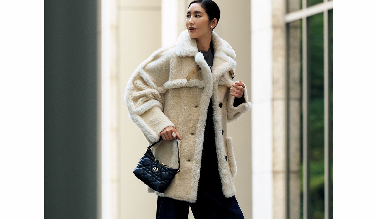 気分やシーンに合わせて演出できる「ディオール」のコート｜余裕と迫力