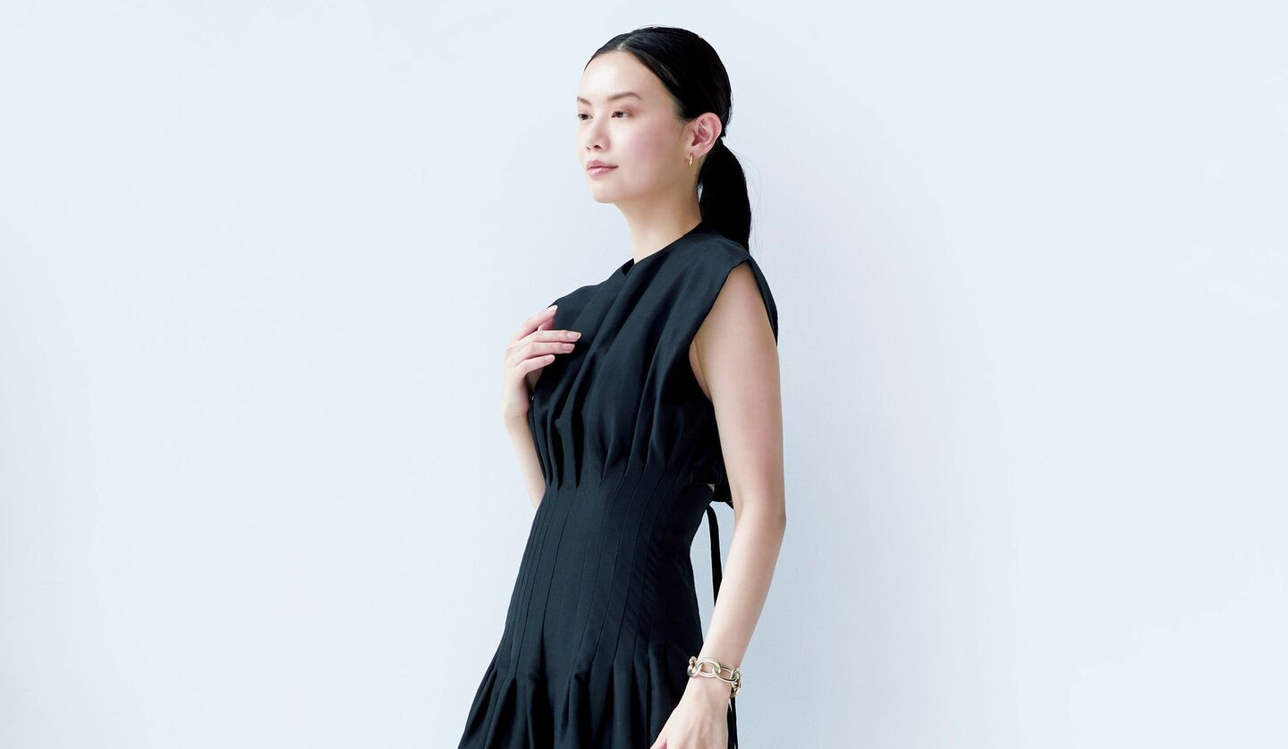 「ファビアナフィリッピ」のブラックドレスを着用したモデルの泉はるさん