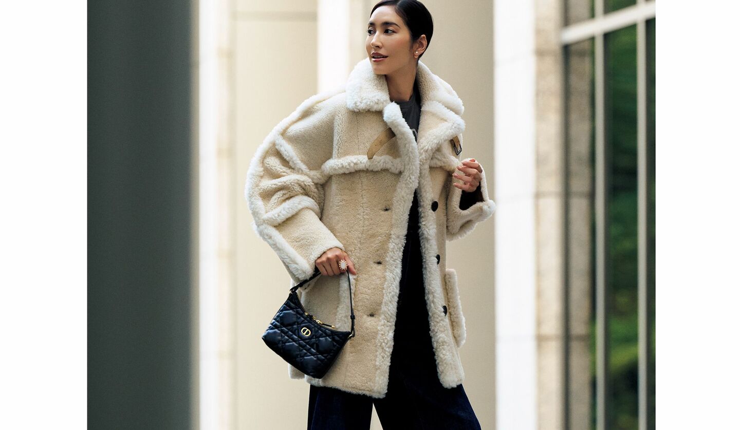 ディオールのコートを着用したモデル