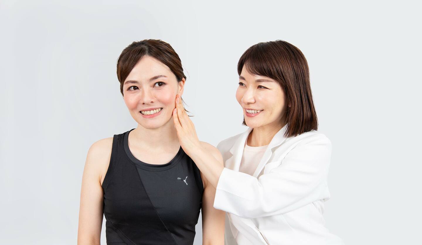 ２人の女性。マッサージの指導をしている