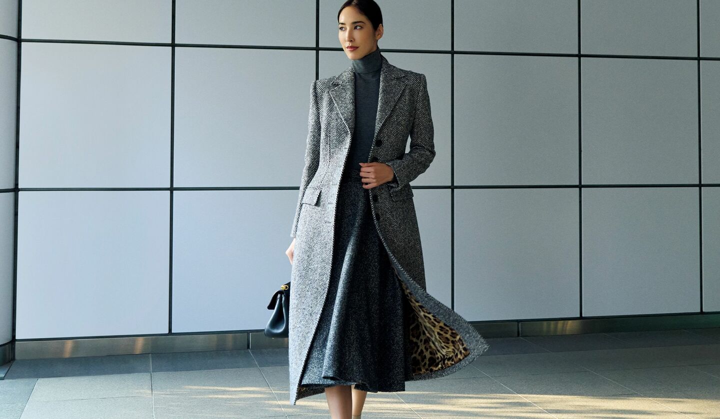 ドルチェ&ガッバーナのコートを着用したモデル