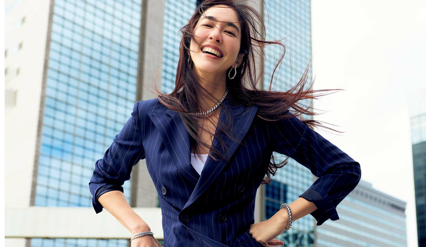 「ラルフローレン コレクション」のジャケットを着用したモデルの立野リカさん