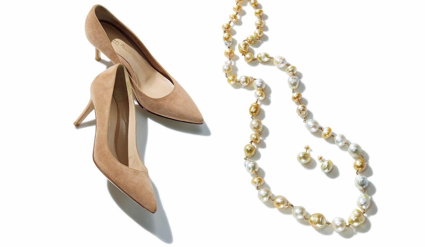 「ボン マジック」のベージュパール・ピアスと「ジャンヴィト ロッシ」のスエードパンプス