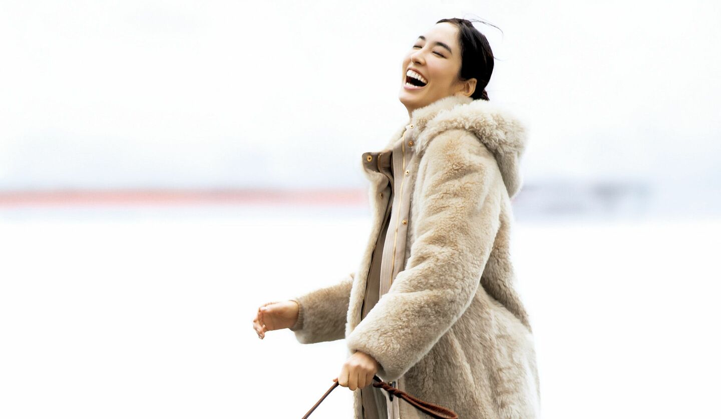 「ロロ・ピアーナ」のウエアを着用したモデル