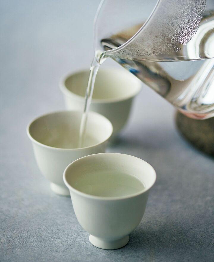 茶器に湯を注ぐところ