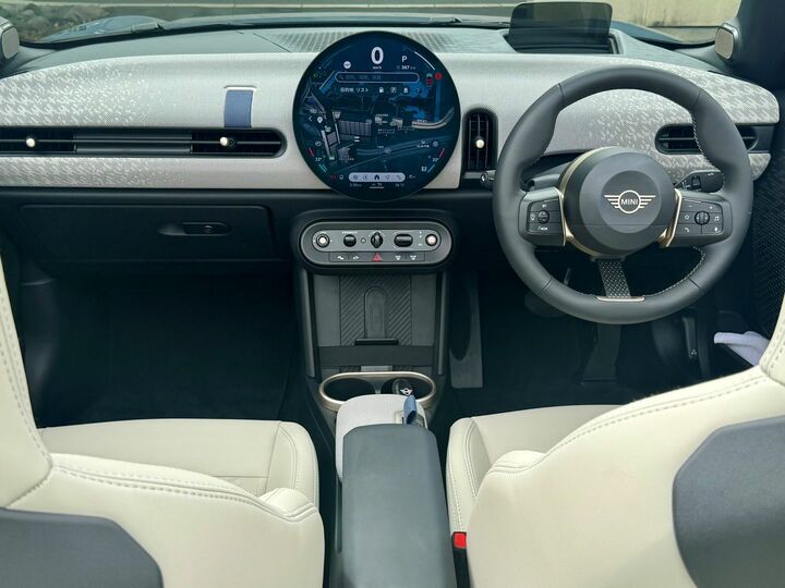 丸を基調としたインテリアはミニマルでスタイリッシュ。走行中は運転席の前方にあるヘッドアップディスプレイ(右上の黒っぽい長方形部分)に速度が表示されるので、前を見たまま安全に運転できる。