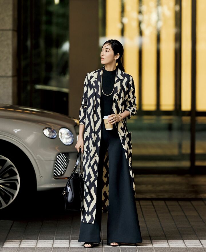 コート￥682,000・トップス￥213,400・パンツ￥490,600・バッグ￥429,000・靴￥150,700（ラルフ ローレン〈ラルフ ローレン コレクション〉）、ピアス￥735,900・2点をつなげたネックレス［ダイヤなし］￥2,339,700・［ダイヤ付き］￥2,613,600・ブレスレット／手首側から￥2,053,700〜・￥2,003,100〜・リング￥387,200〜（フォッペジャパン）