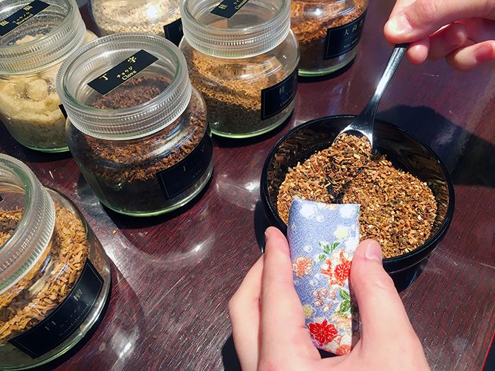 袋に詰める。余った香料は持ち帰れるので、和紙や不織布に包んで、クローゼットに忍ばせたり、文香として使用しても