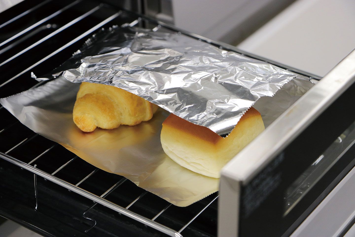 【片面焼きタイプの場合】1.アルミホイルをパンの上下に置く 2.中火で約5分加熱する 3.弱火にしてさらに約5分加熱する