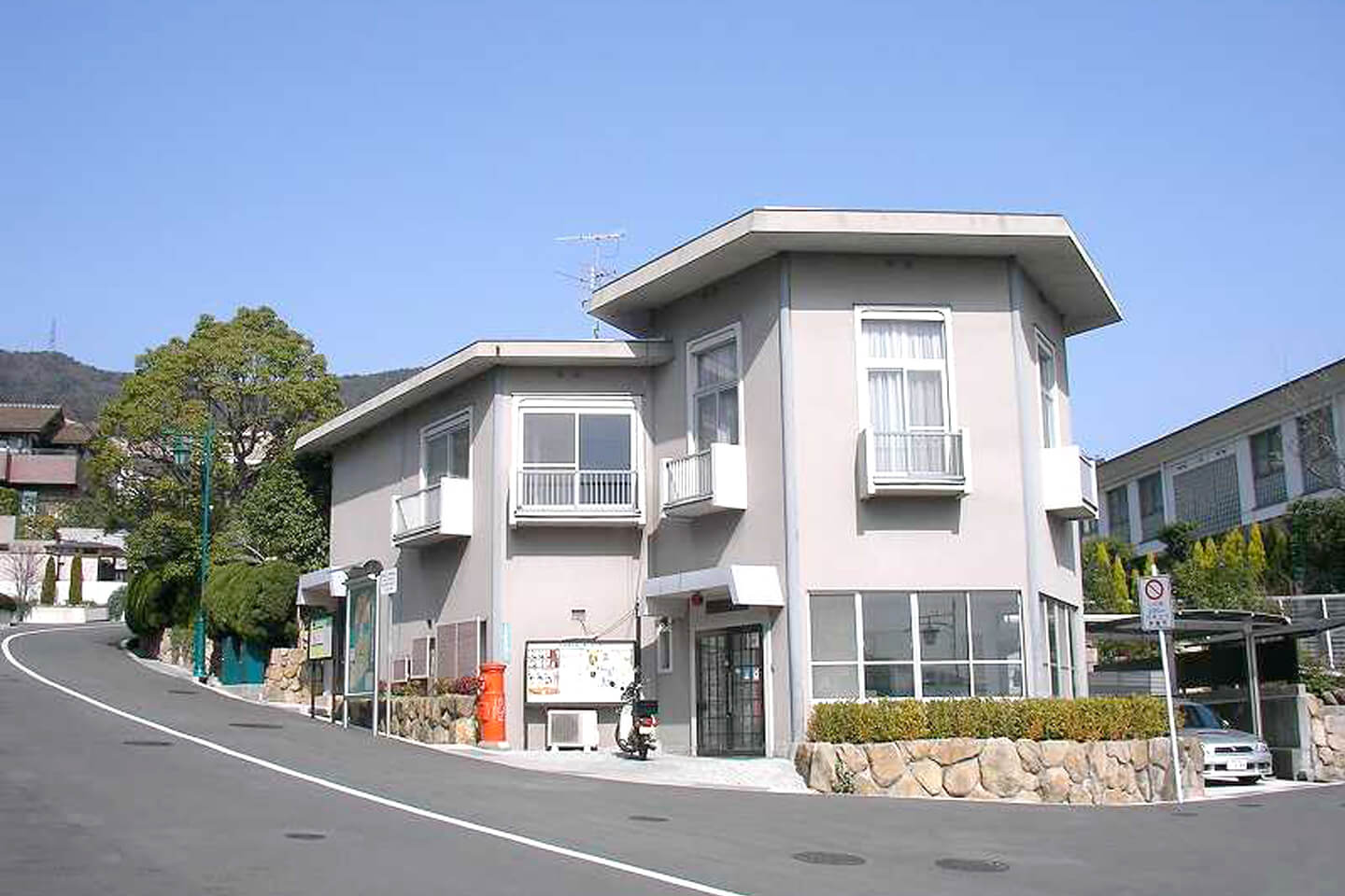 補助金に頼ることなく建てられた六麓荘倶楽部。六角形の建物で、1階は駐在所になっています / 六麓荘町 町内会webサイトより