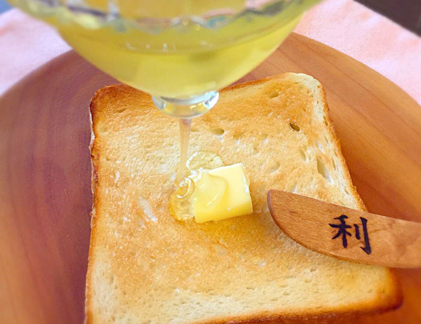 商品のほとんどは午前中に売り切れてしまう「プレミアム食パン(1本¥1,300)」。