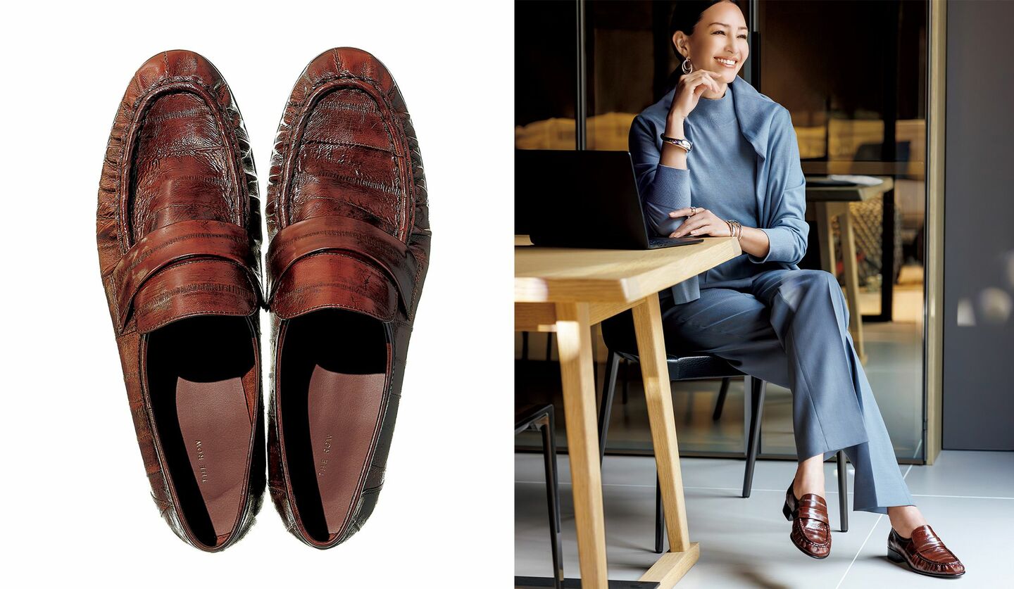 柔らかなイールスキンレザーを用いた、表情豊かなブラウンのサドルローファー。「ザ・ロウ」の『ソフト ローファー』を履いたRINAさん