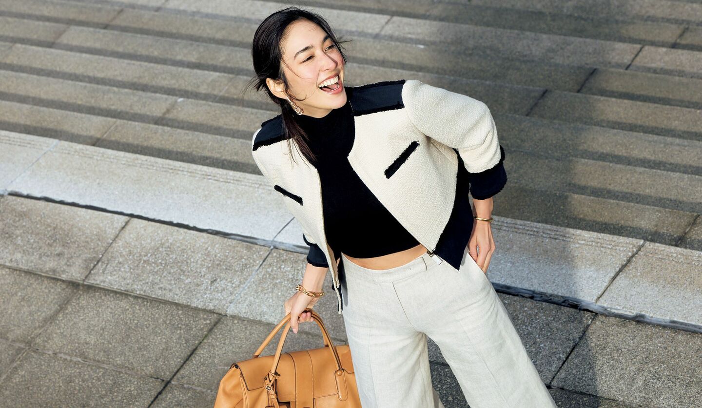 「マックスマーラ」のノーカラージャケット、ニット、パンツを着用したモデルの立野リカさん
