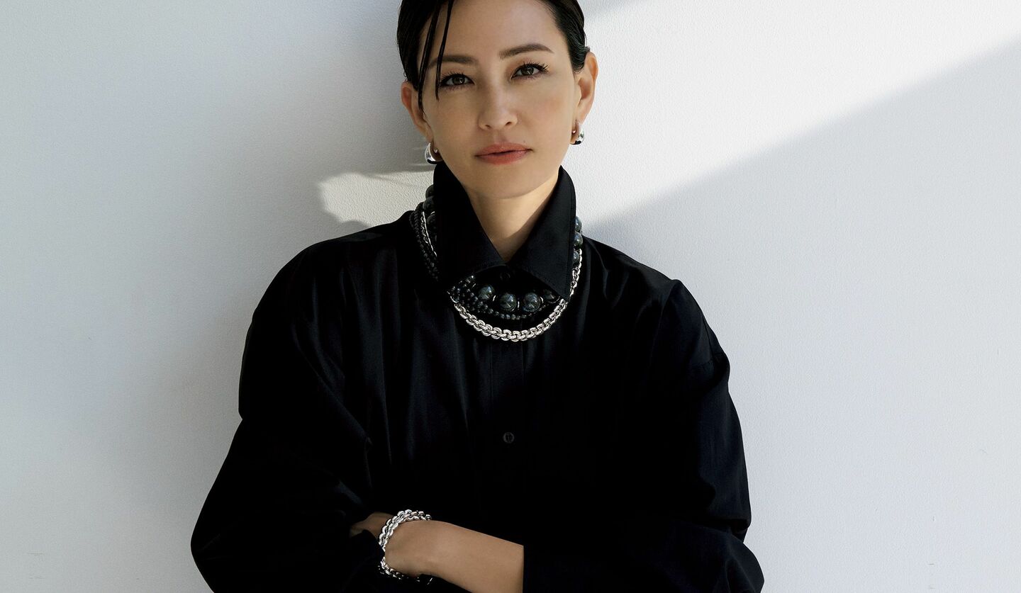 黒シャツとネックレスを着用したモデル RINAさん