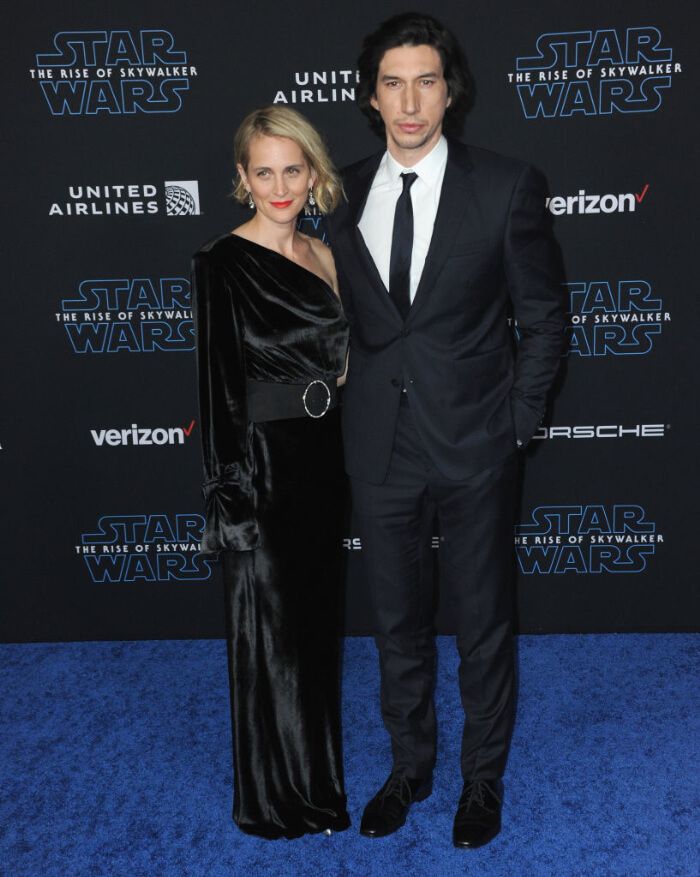 2019年12月16日、ハリウッドのドルビー・シアターで行われたプレミア上映会。左は妻で女優のジョアン・タッカー。