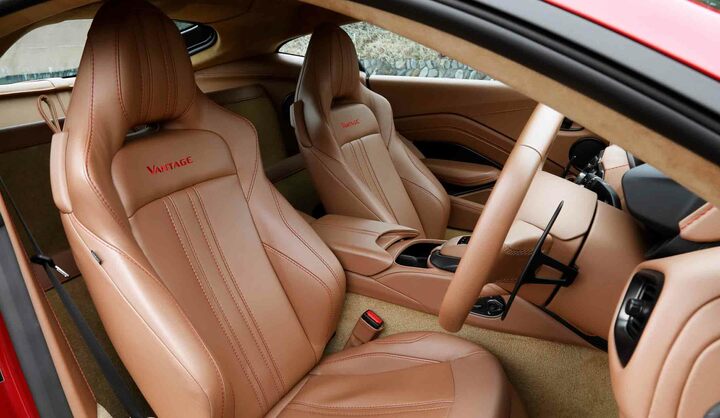 テスト車両はサポート性を高めた「スポーツプラス」シートを装備。ベージュでコーディネートされたインテリアが、クラシック・スポーツカーの雰囲気を漂わせている。