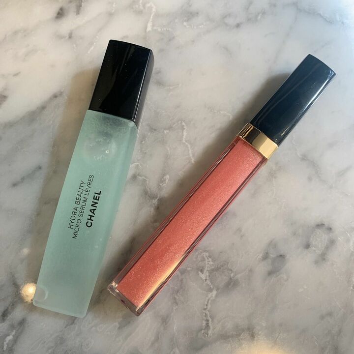左/シャネル イドゥラ ビューティ マイクロ リップ セラム 11ml ¥8,360 右/シャネル ルージュ ココ グロス 96 ¥5,720
