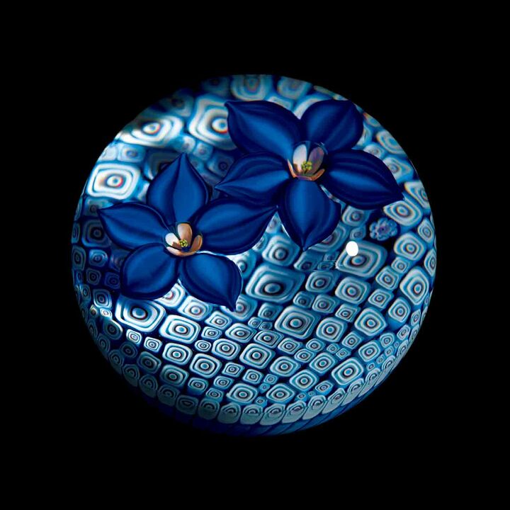 ●『ペーパーウェイト（クワガタソウ）』￥312,000　ヨーロッパ大陸最古のクリスタル工房であるサンルイ。19世紀半ばには美しいカラークリスタルや高度なカットの技法を確立。歳月を重ね培われた職人の技は現在へと受け継がれている。クワガタソウが花壇から飛び出したようなペーパーウェイトは世界50点限定生産。［直径8.5cm］（エルメスジャポン）