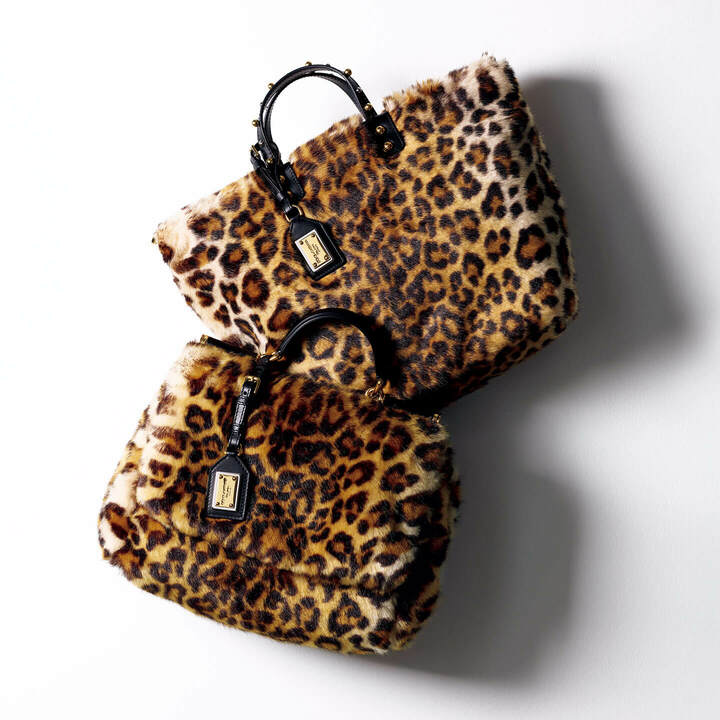 リッチな風合いにこだわったエコファー。軽く、収納力を備えたつくりも愛用ポイント。トートのハンドルにはゴールドとシルバーのスタッズを交互に配し、さりげなく遊んで。上から／2WAY仕様のトート￥159,000［縦26×横25×マチ13㎝／ストラップ付き］・端正な『シシリー ソフト』もエコファー仕立てなら、ぐっとこなれた雰囲気。￥185,000［縦21×横26×マチ17㎝／ストラップ付き］／すべて予定価格（ドルチェ＆ガッバーナ ジャパ ン）