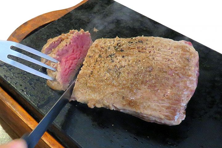【第4問】ステーキの切り方マナー1:ナイフとフォークの正しい持ち方は?