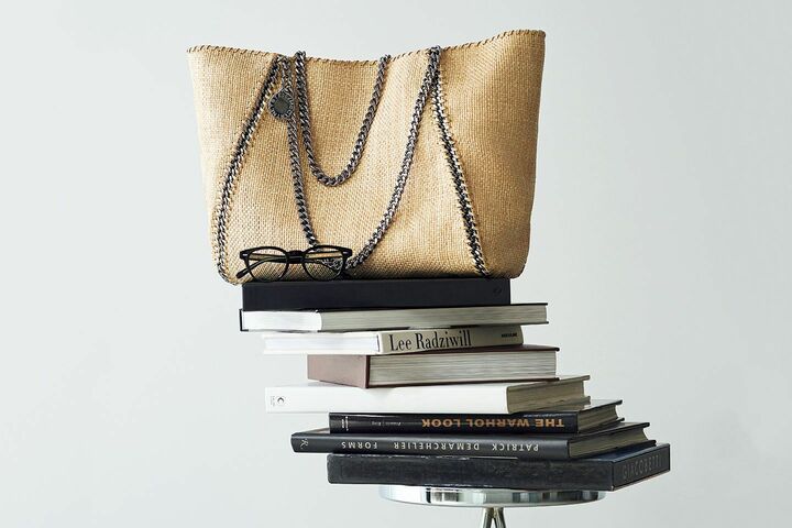 バッグ「ファラベラ」￥123,000【縦31×横48×マチ14cm】（ステラ マッカートニー）、眼鏡￥27,000（アイヴァン PR〈アイヴァン〉）　[Precious2019年5月号64ページ]