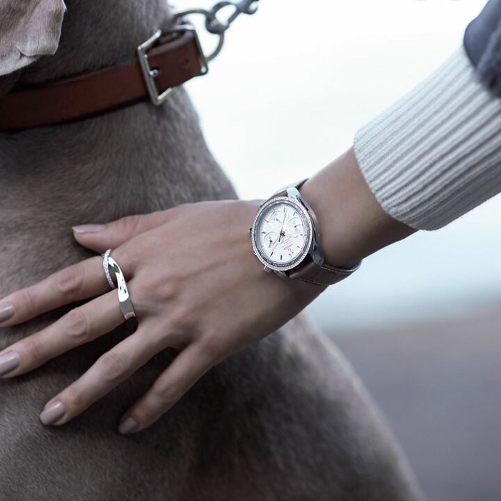 時計『スピードマスター 38mm』［ステンレススチール×ダイヤモンド、アリゲーターストラップ］￥850,000（オメガお客様センター）、リング￥90,000（ジョージ ジェンセン ジャパン）