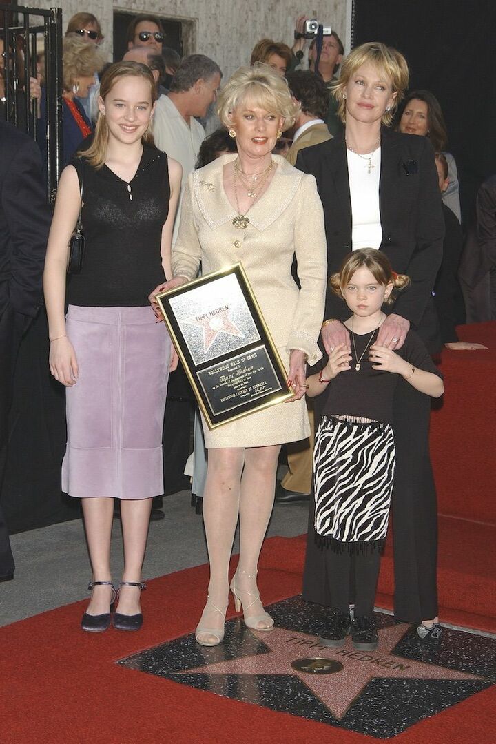 祖母ティッピ・ヘドレンが星を獲得。右は母と異父妹のステラ。