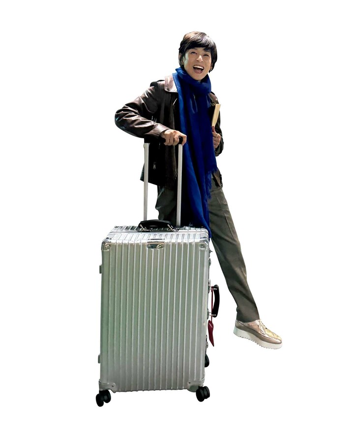 スーツケースを手にした鈴木保奈美さん