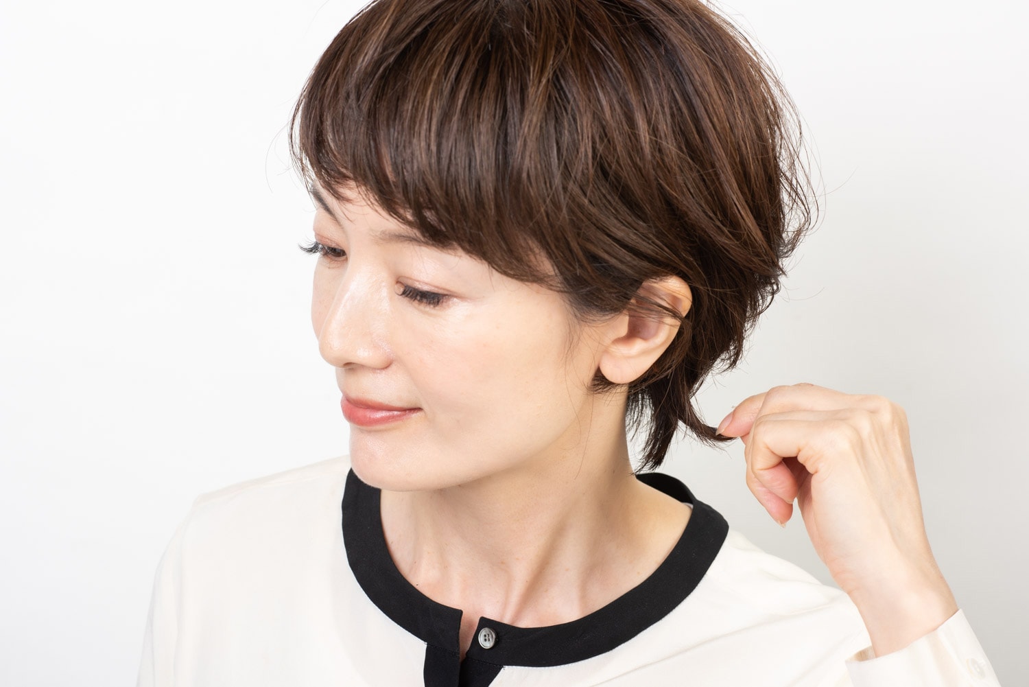 前髪と襟足を中心に、毛束をつまむように整えて完成。