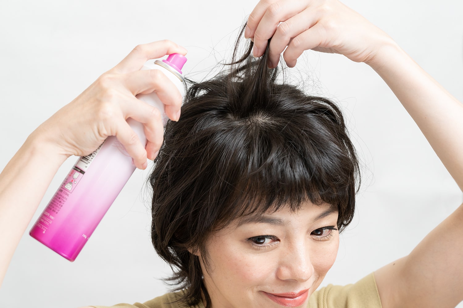 根元の立ち上がりをキープするためにスプレーワックスを吹きかける。根元のみでOK。