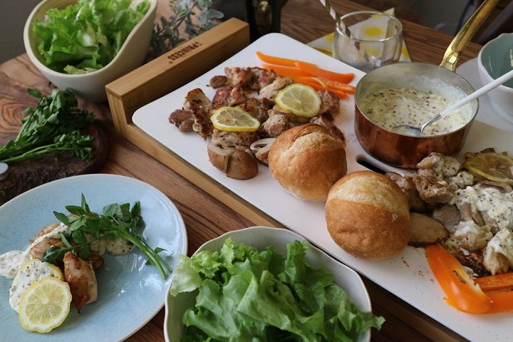 リッドをかぶせれば、蒸し焼きもグリルも同時に調理出来るんです。パンや野菜も一緒に焼いて、バーガースタイルに。
