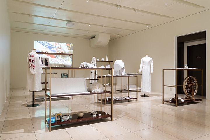 本店のデザインを手掛けた建築家・田根剛氏のディレクションによる「白の研究」コーナー