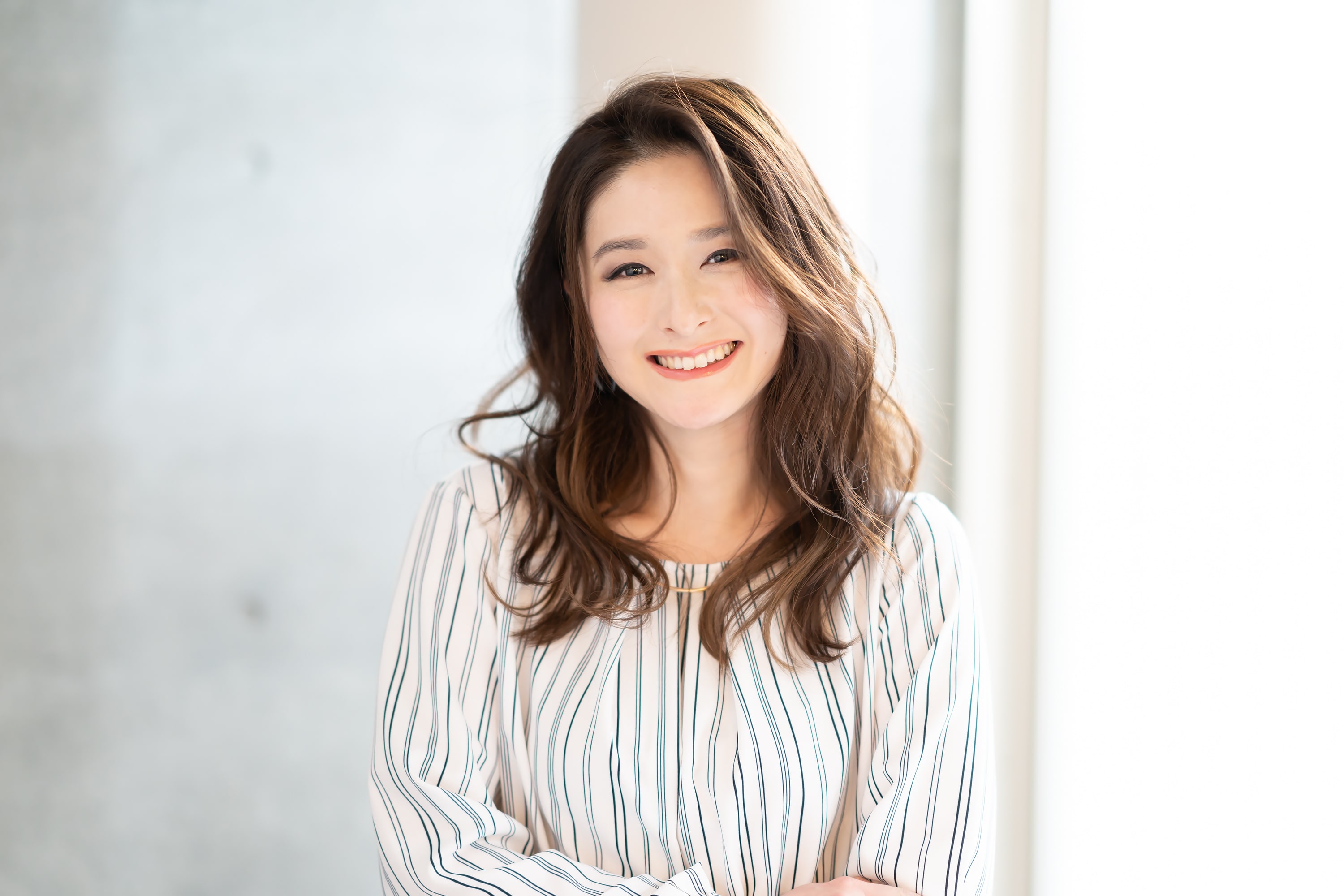 優美なカールで顔まわりが華やぐ!ゆるやかなウェーブヘア
