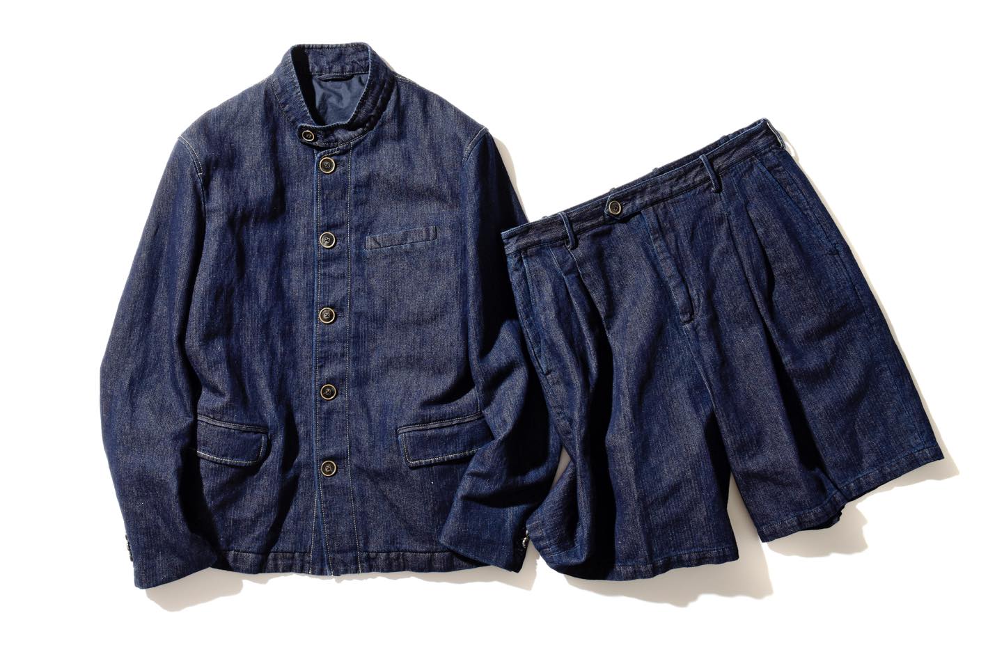 ジャケット¥240,000・ショーツ¥108,000(ジョルジオ アルマーニ ジャパン)