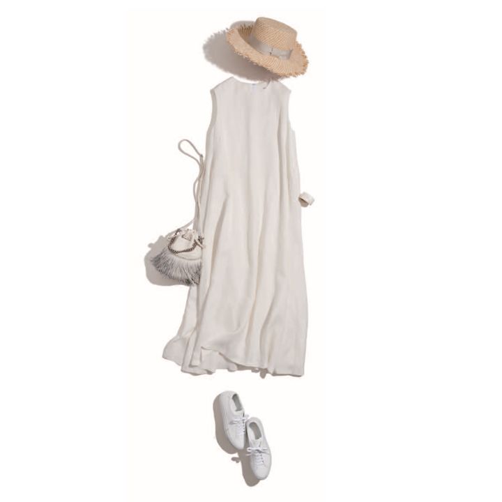 靴『Achilles Low』(GALERIE VIE 丸の内店〈WOMAN by COMMON PROJECTS〉)、ワンピース(ebure)、帽子(ユナイテッドアローズ銀座店〈クール〉)、バングル(チェルキ〈ギャレッタ〉)、バッグ(J&M デヴィッドソン 青山店) 撮影/小林美菜子 BY:『Precious6月号』小学館、2020年