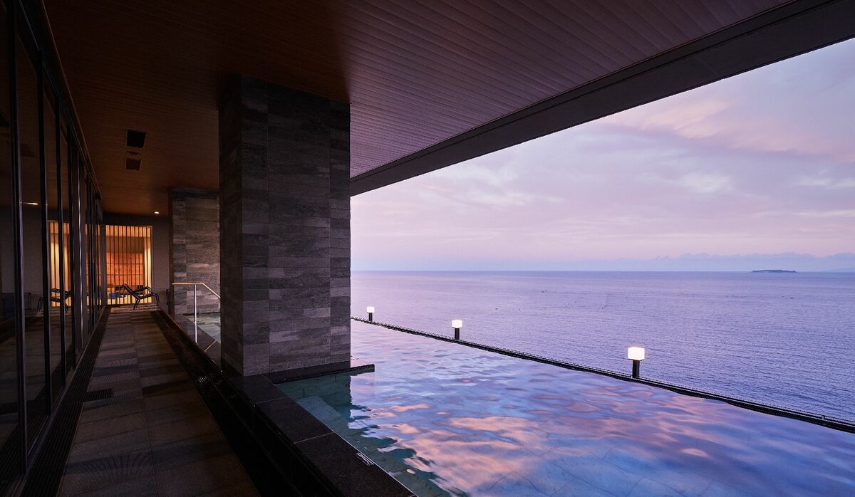 温泉のプロが厳選する2023年注目の宿 vol.1】露天風呂で海と空と一体化