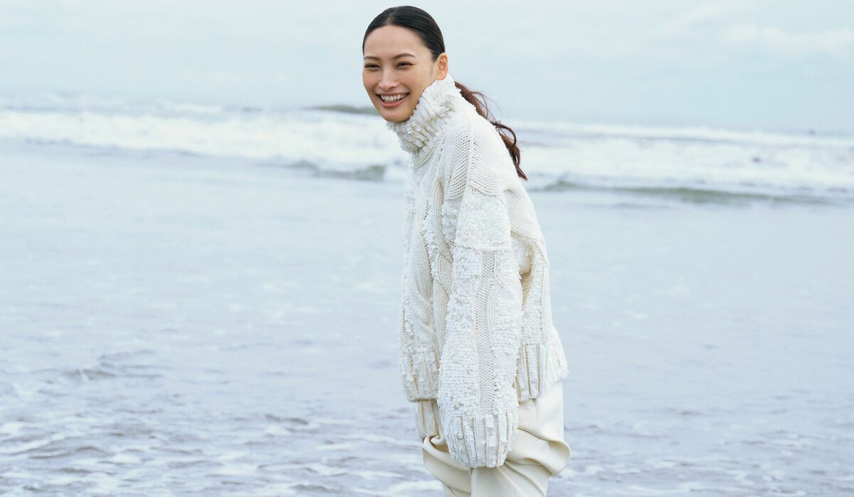 大政 絢さんが着こなす「エルマンノ シェルヴィーノ」のハイネック